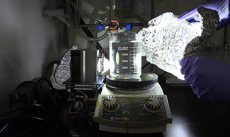 Ánh sáng nhân tạo có thể biến nhựa thành chất xúc tác để sản xuất điện.